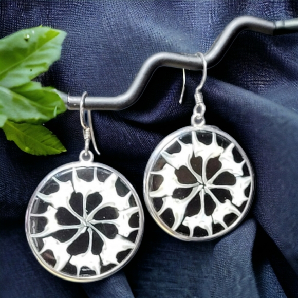 925 Sterling Silver Natural Trochoidea Top Shell Inlaid Black Resin Earrings - Picture 5 of 7